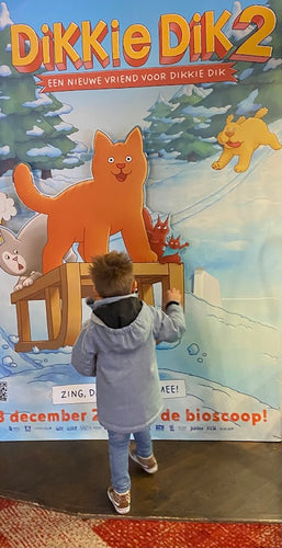 Foto van Bas die voor de film Dikkie Dik 2 staat te kijken naar het bord van Dikkie dik