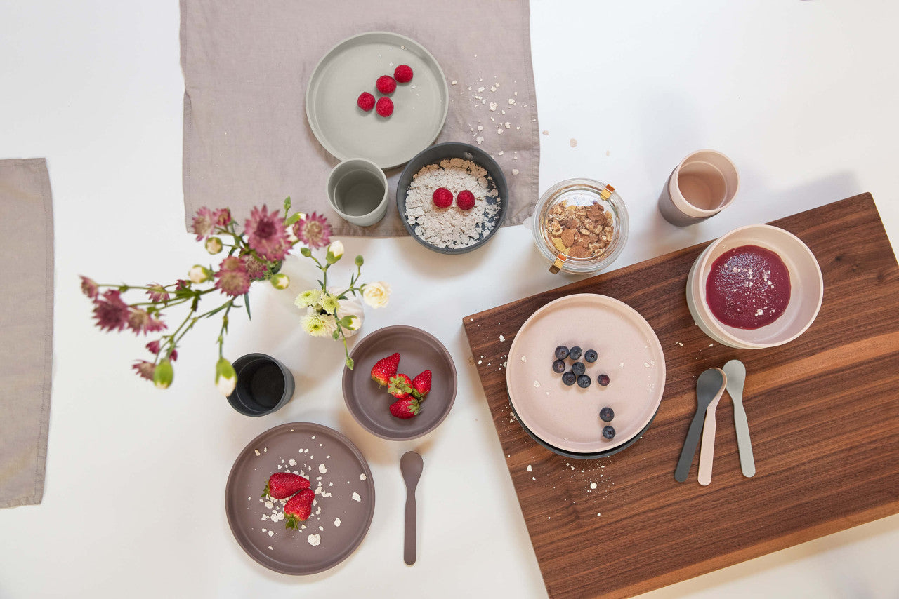 Kinderservies antracietkleurige en poeder roze, ideaal voor kinderen en gemaakt van duurzaam materiaal dat veilig en BPA-vrij is.