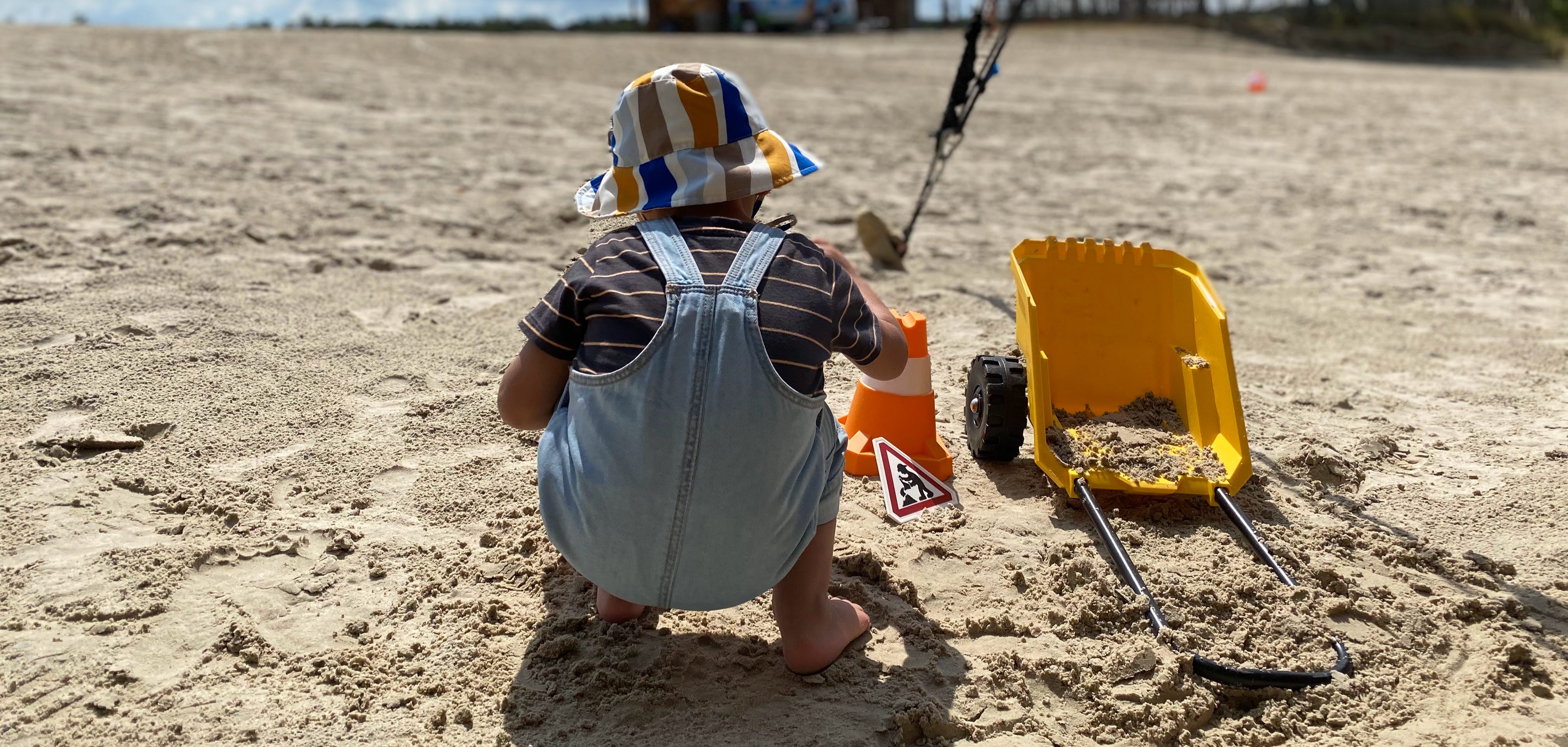 Bas test de strandzet met dumper op het strand van beekse bergen