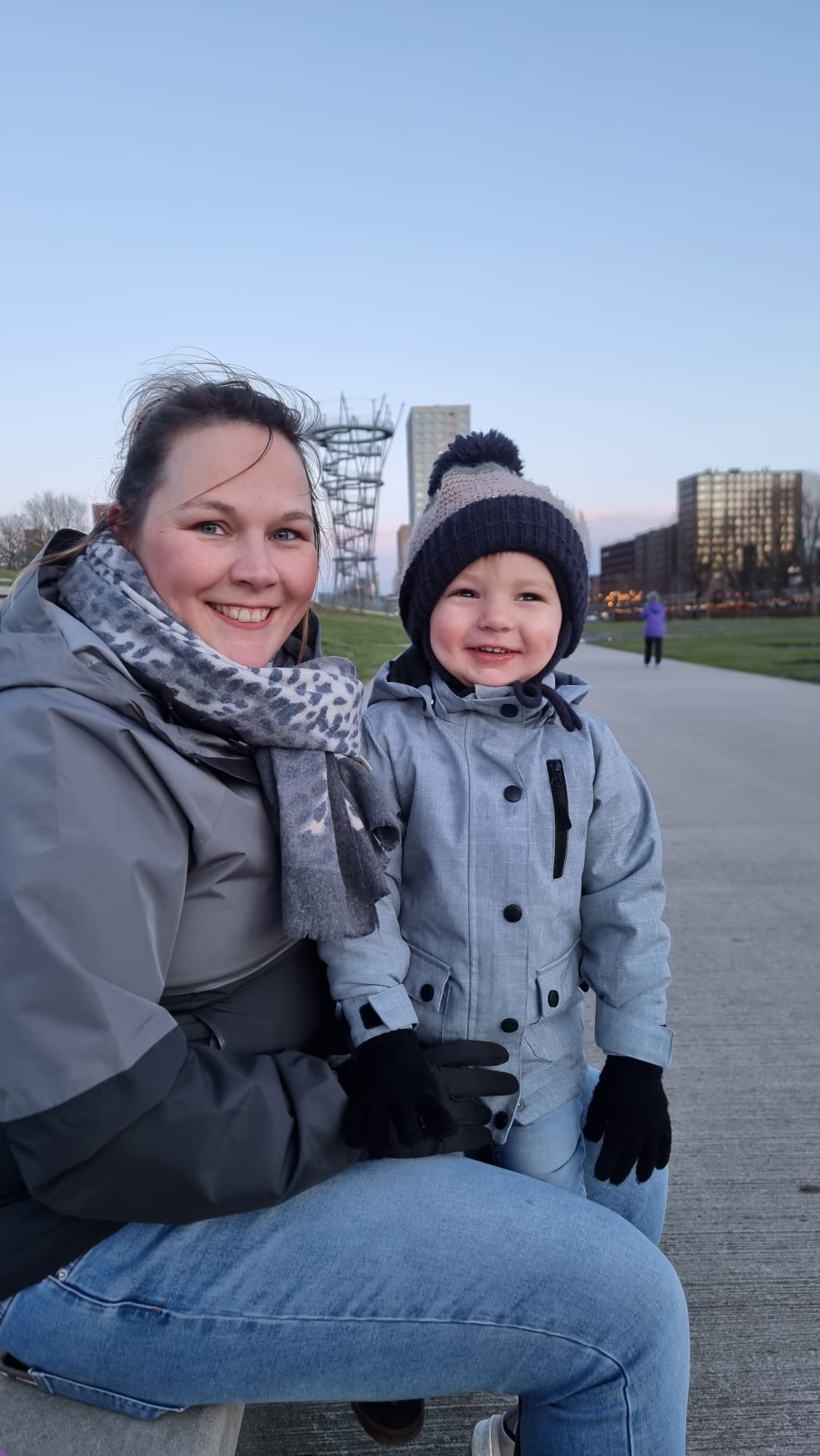 Moeder en zoon samen op pad in de winter