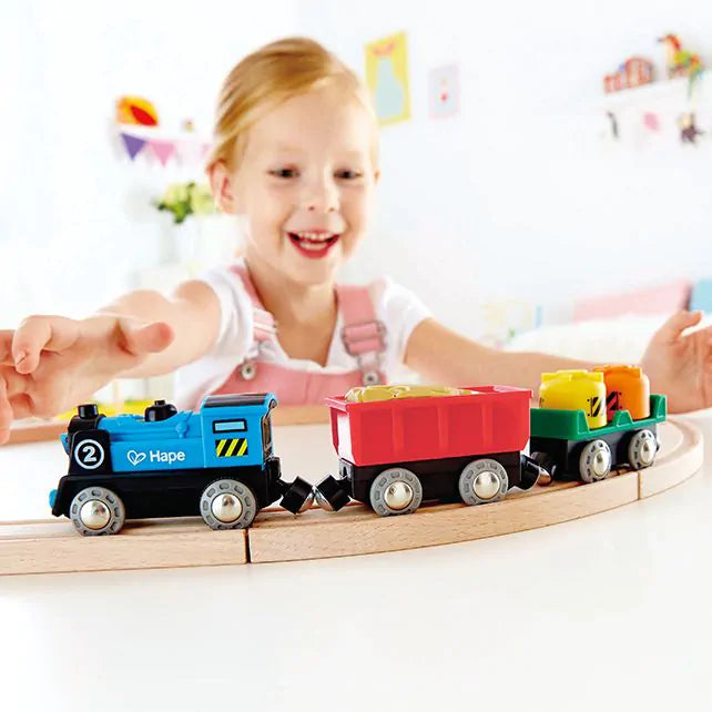Goederentrein met twee goederenwagons op batterijen