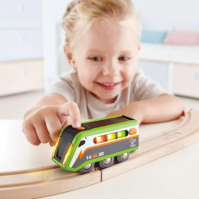 Trein met verlichting op zonne-energie