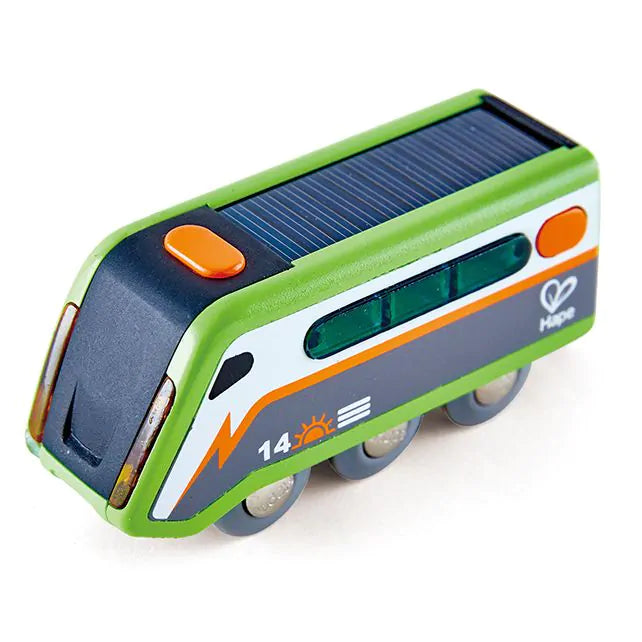 Trein met verlichting op zonne-energie